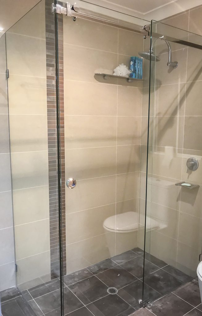 Bathroom showers, 10mm clear toughened glassFrameless